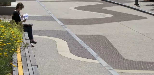 òУ԰